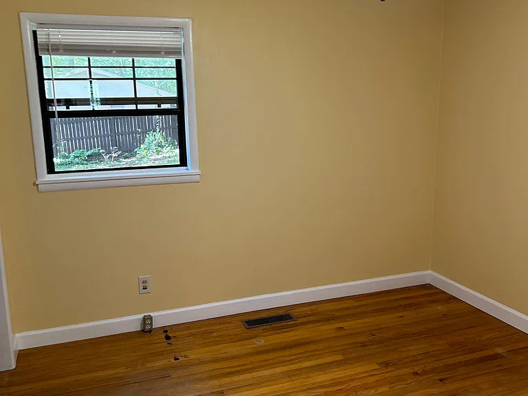 1126 McKinley Ave — Photo 2