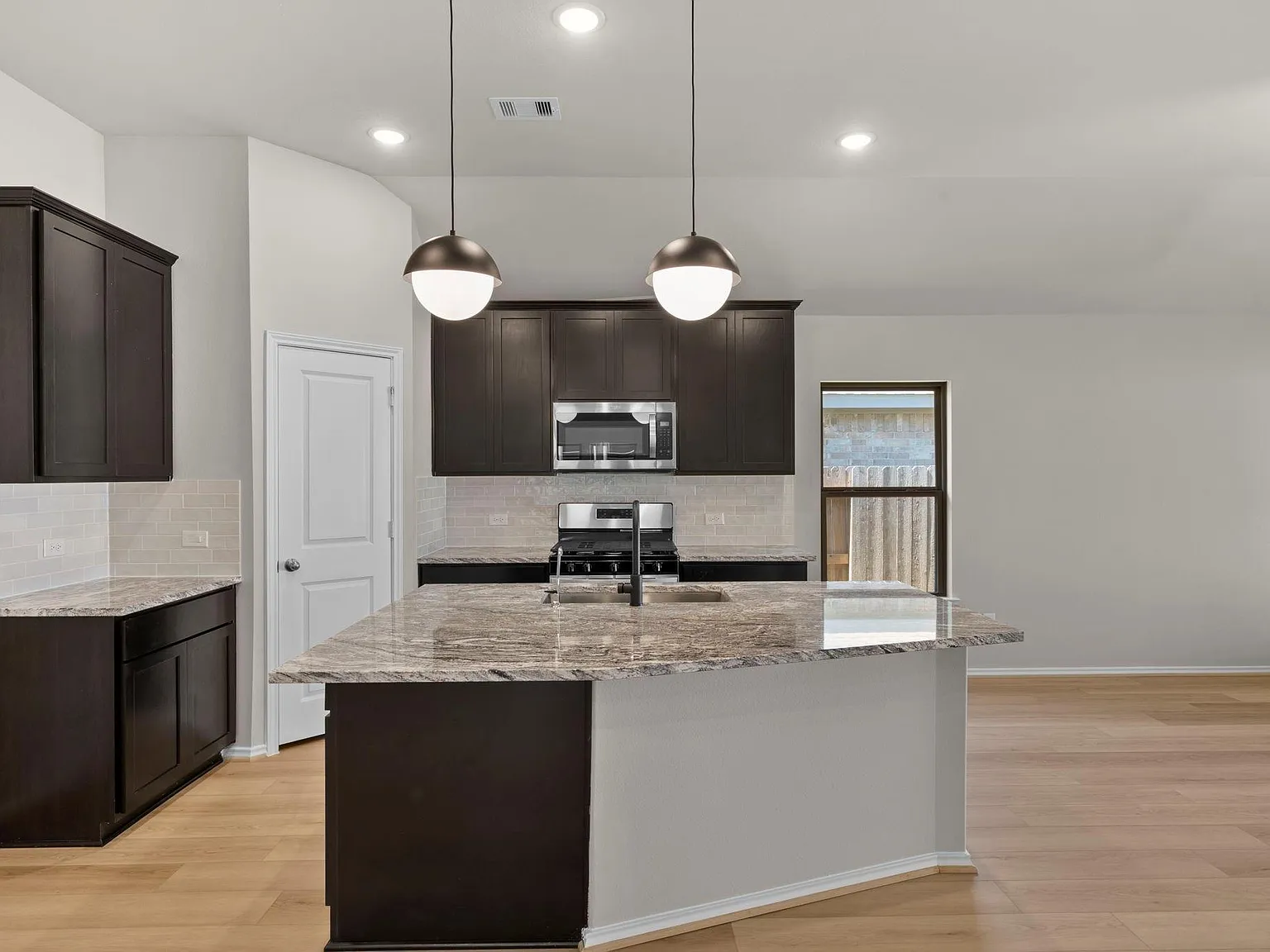 3 bed, 2.0 bath, 1600 sqft, $2,600 — Photo 4