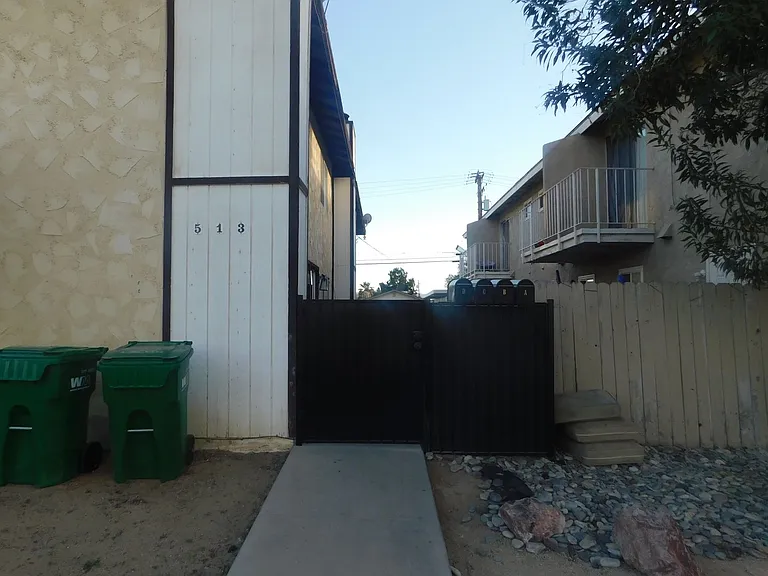 513 E Ridgecrest Blvd — Photo 12