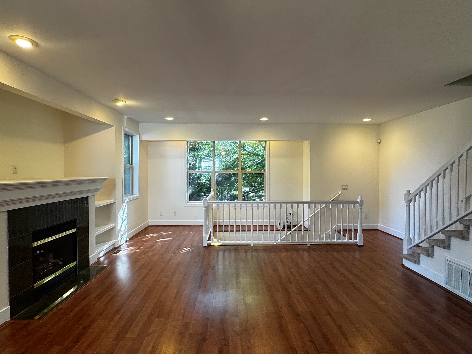 4 bed, 2.5 bath, 1900 sqft, $3,800 — Photo 2