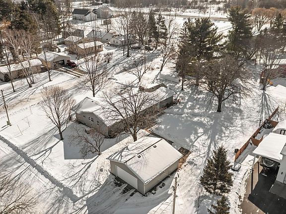 2nd image of 43770 Garden Ave