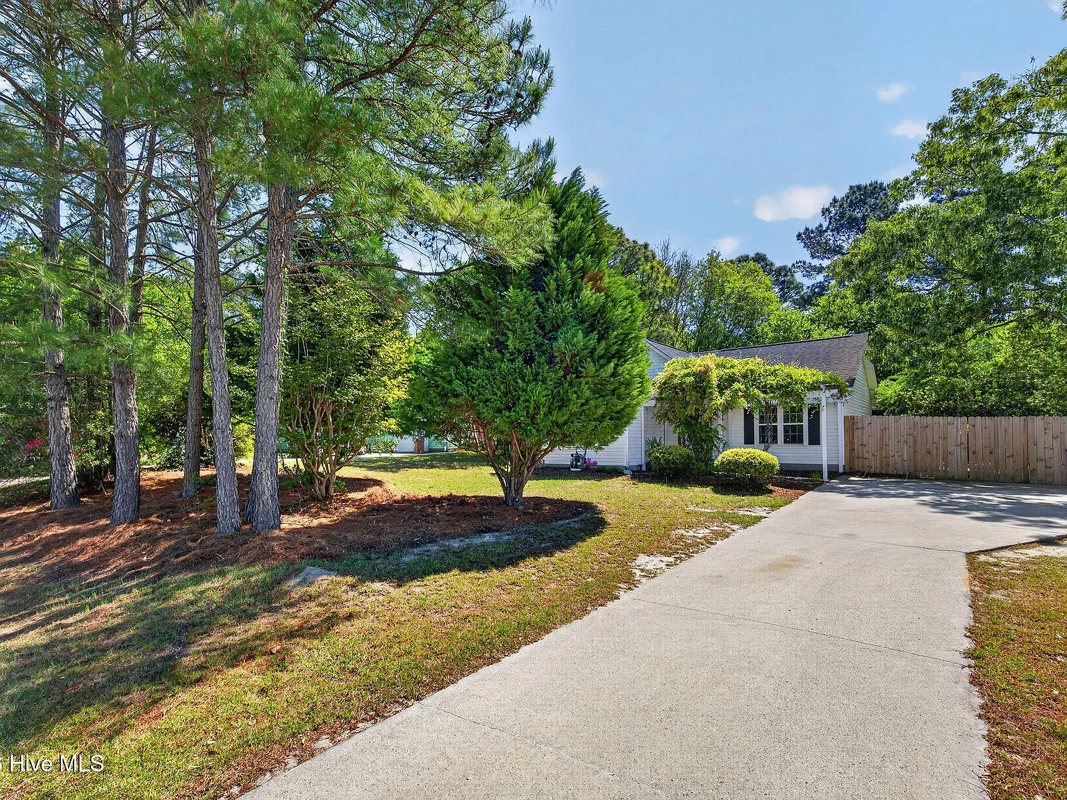 3 bed, 2.0 bath, 1216 sqft, $1,650 — Photo 2