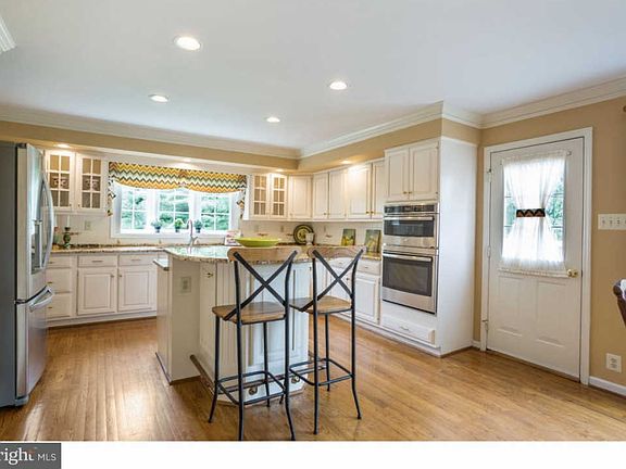 4th image of 30 Summer Hill Ln
