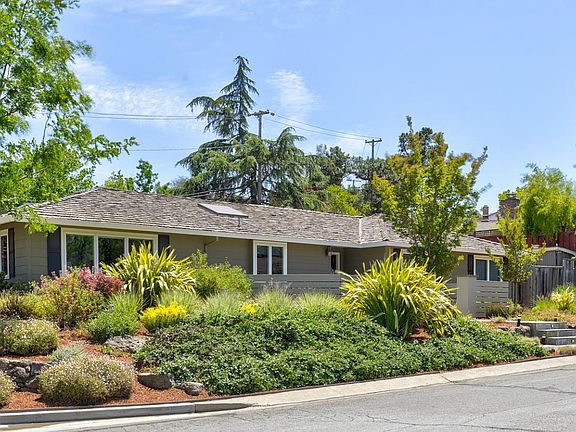 3rd image of 988 Yorkshire Dr