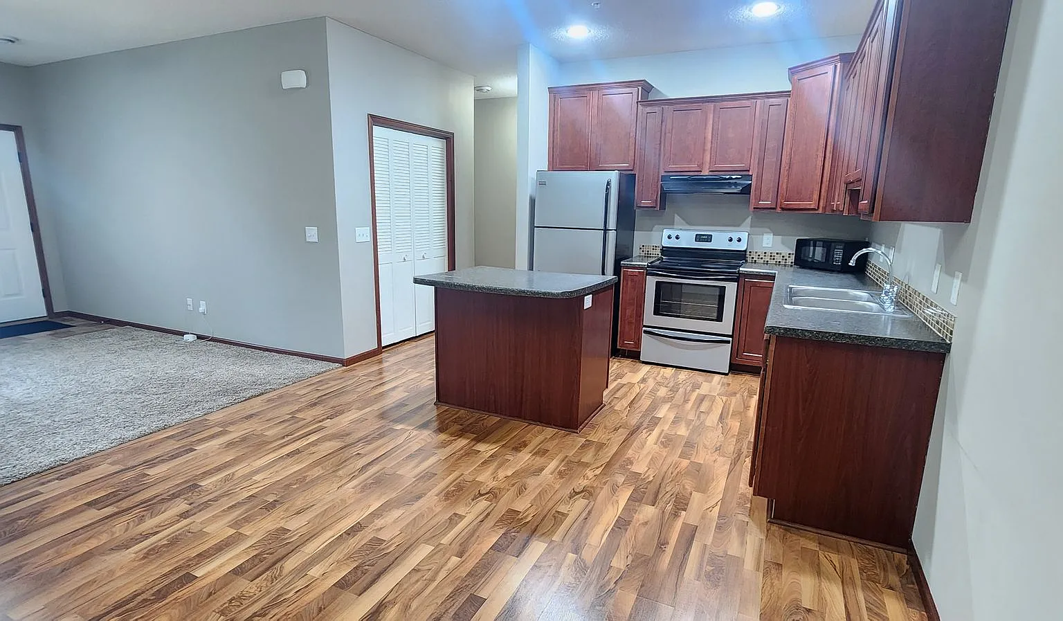 Beautiful 3 Bed Town Home for Rent — Photo 1