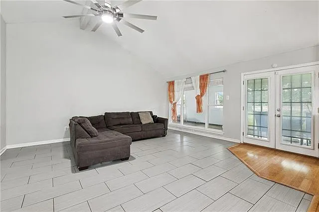 1648 Hampton Dr — Photo 5