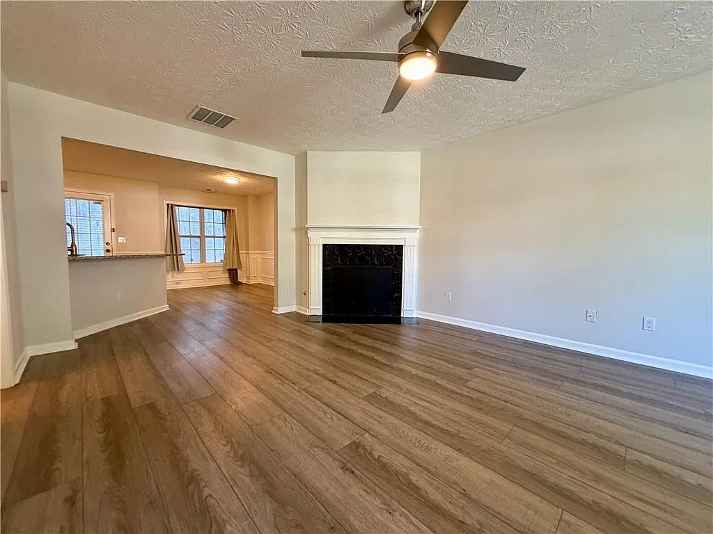 2 bed, 2.5 bath, 1328 sqft, $1,495 — Photo 3