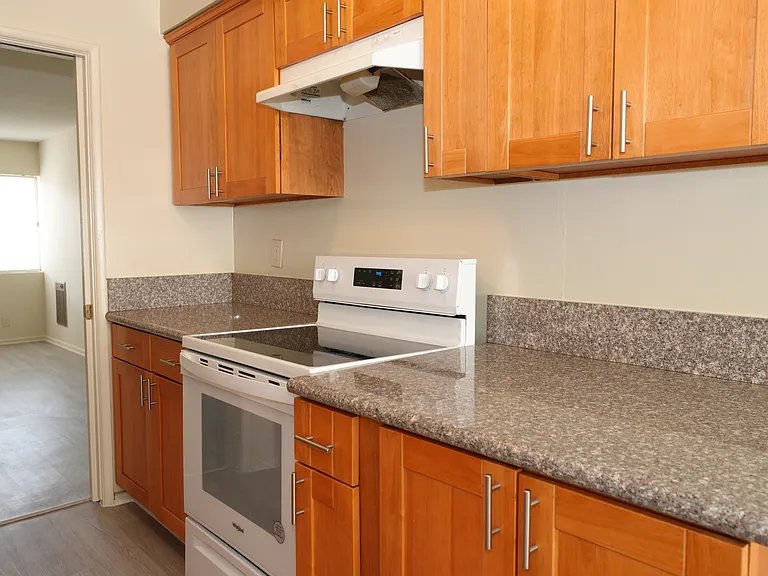 1215 Lyndon St #7 — Photo 4