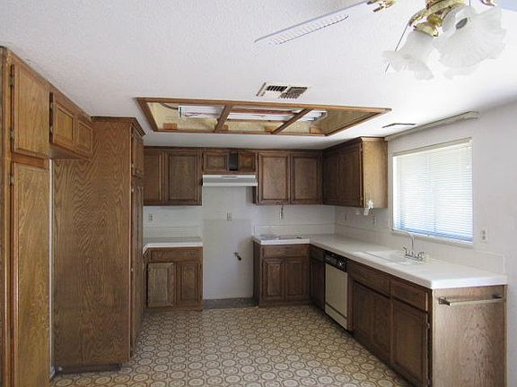 3rd image of 715 E Avenue J5