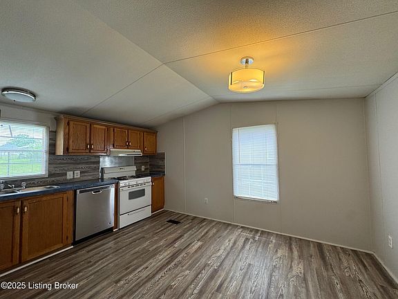 4th image of 303 S Meadow Dr