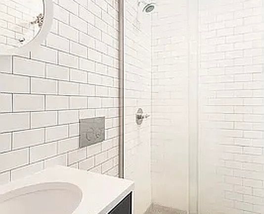 5th image of 476 Irving Ave
