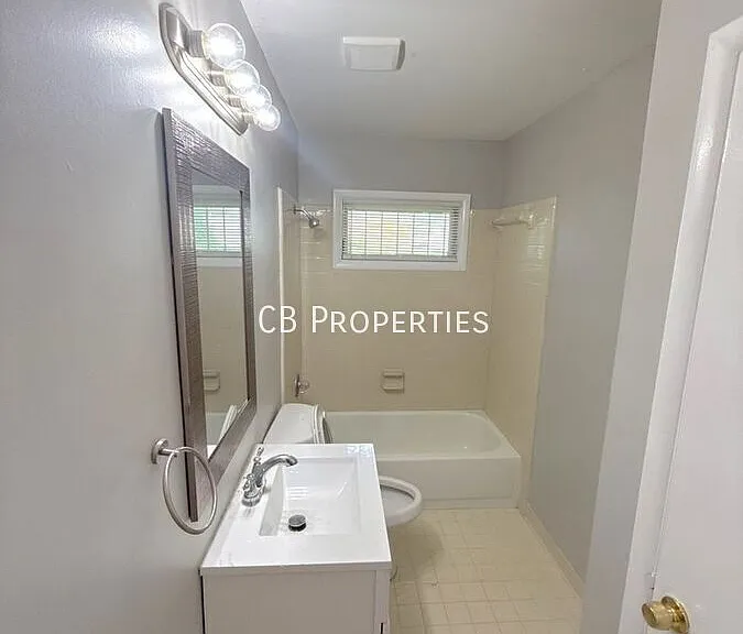 1711 Myrna Ln — Photo 8