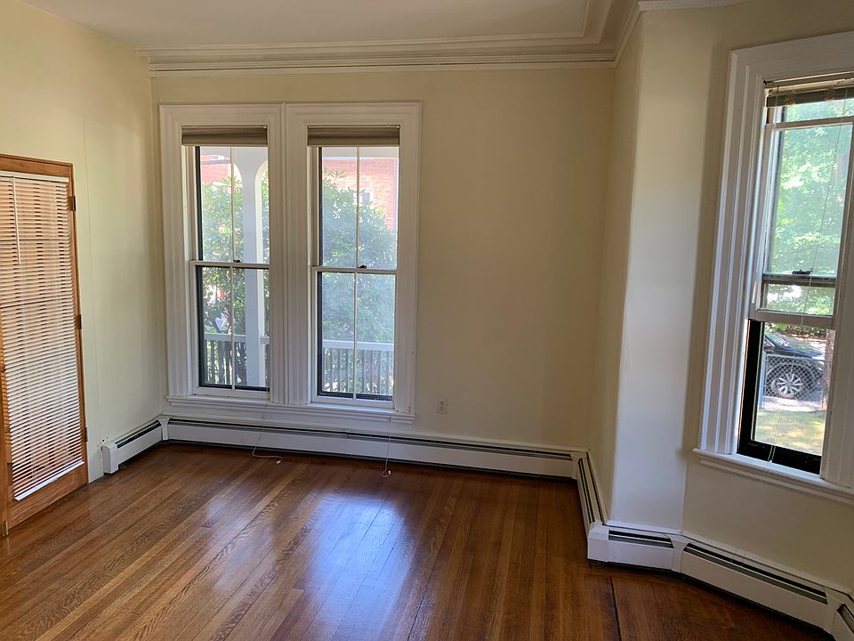 other side of guest room