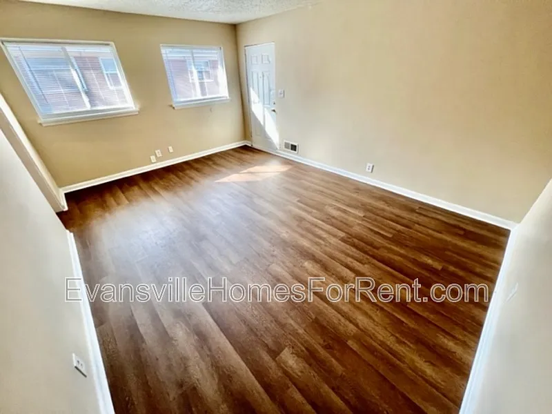 2 bed, 1.0 bath, $700 — Photo 4