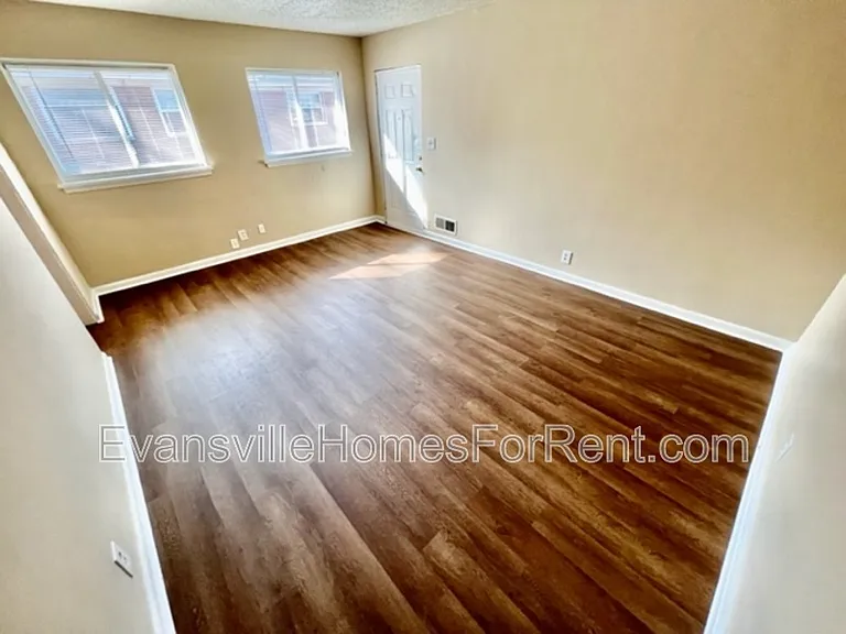 1202 S Lombard Ave — Photo 4
