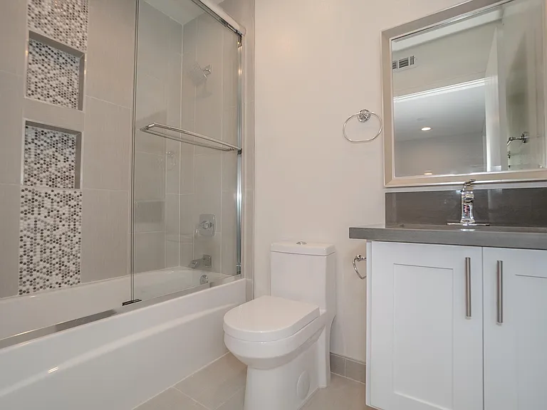 2631 S La Salle Ave — Photo 8