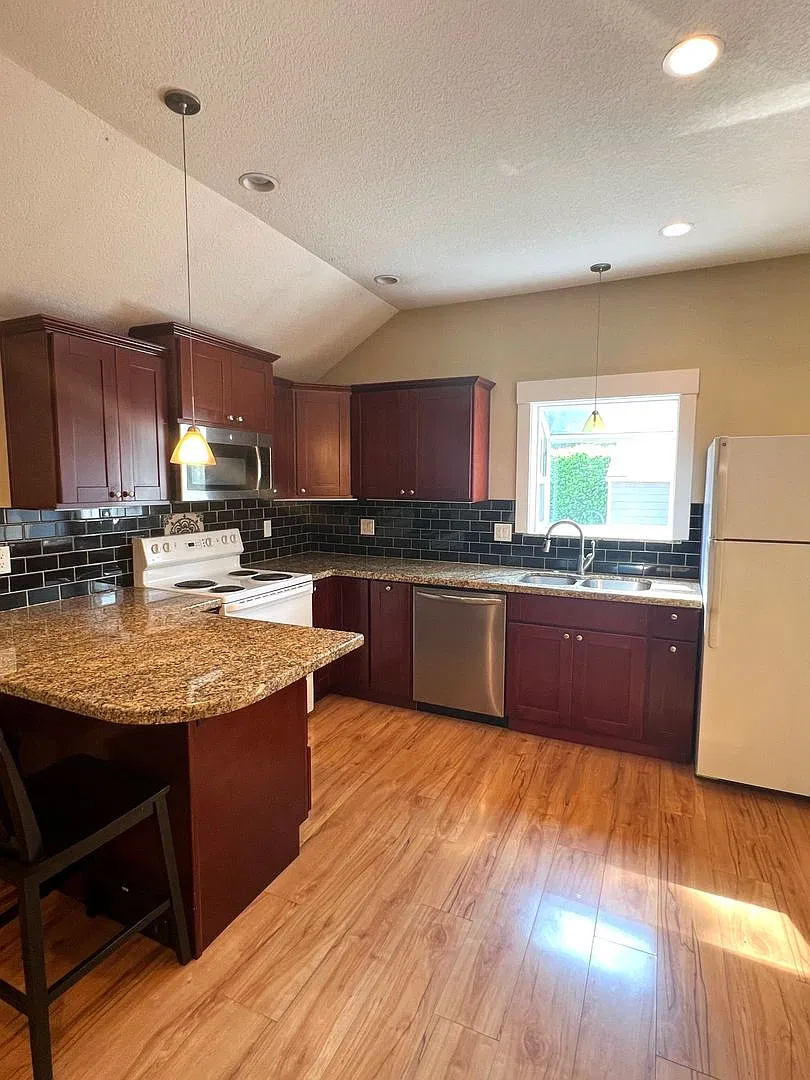 2 Bed/1 Bath Private Remodeled Home in desirable Jennings Lodge Neighborhood. — Photo 4