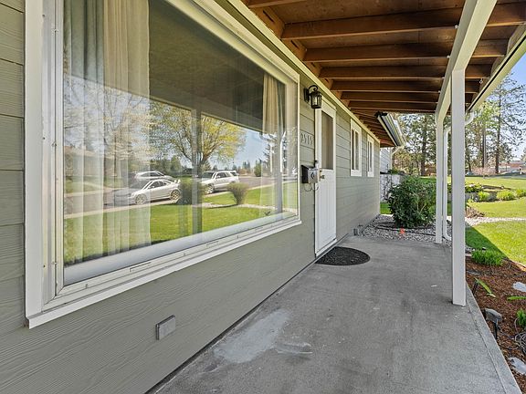 3rd image of 2515 W Rosewood Ave