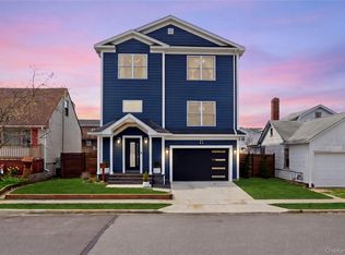 909 S 5th St, Lindenhurst, NY 11757