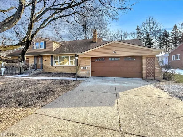 1839 Caronia Dr, Lyndhurst, OH 44124