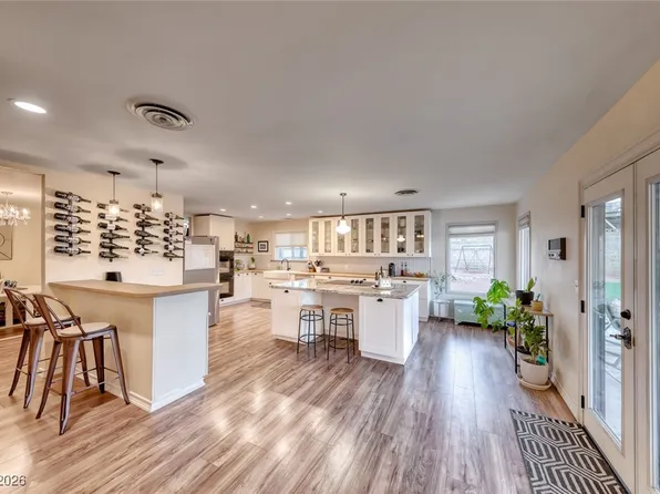 2735 S Torrey Pines Dr, Las Vegas, NV 89146