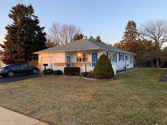 3rd image of 162 Charlotteville Dr S