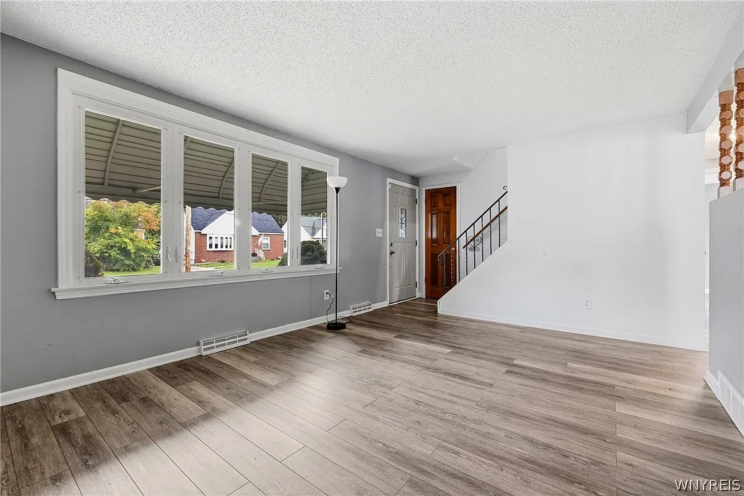 4 bed, 1.0 bath, 1320 sqft, $2,100 — Photo 3