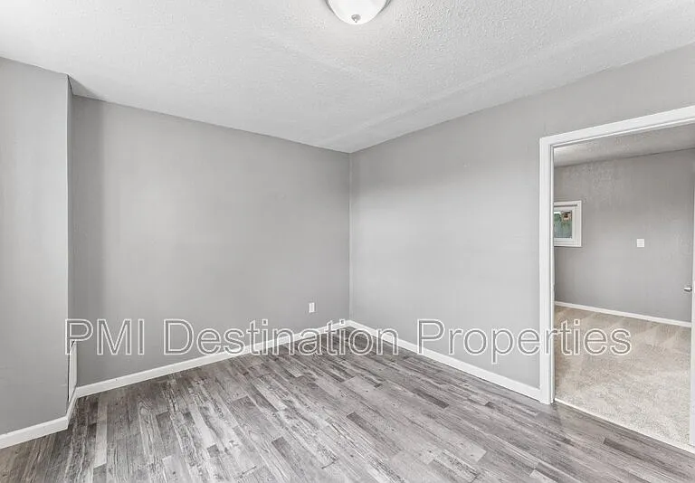 915 E Hayward Ave — Photo 2