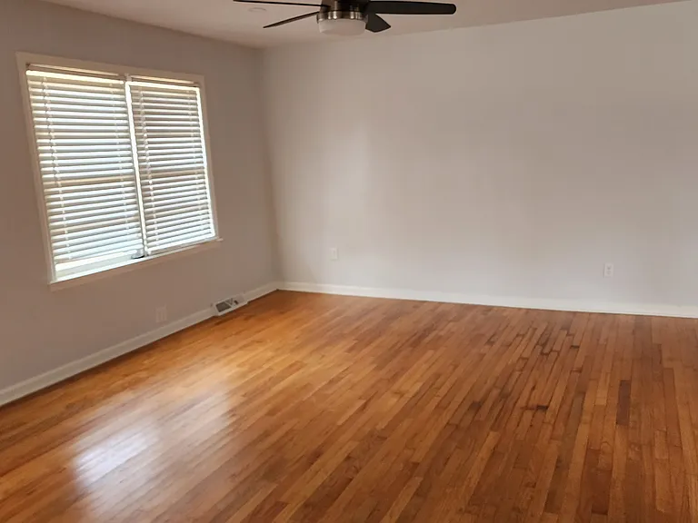 187 E Walnut St — Photo 18