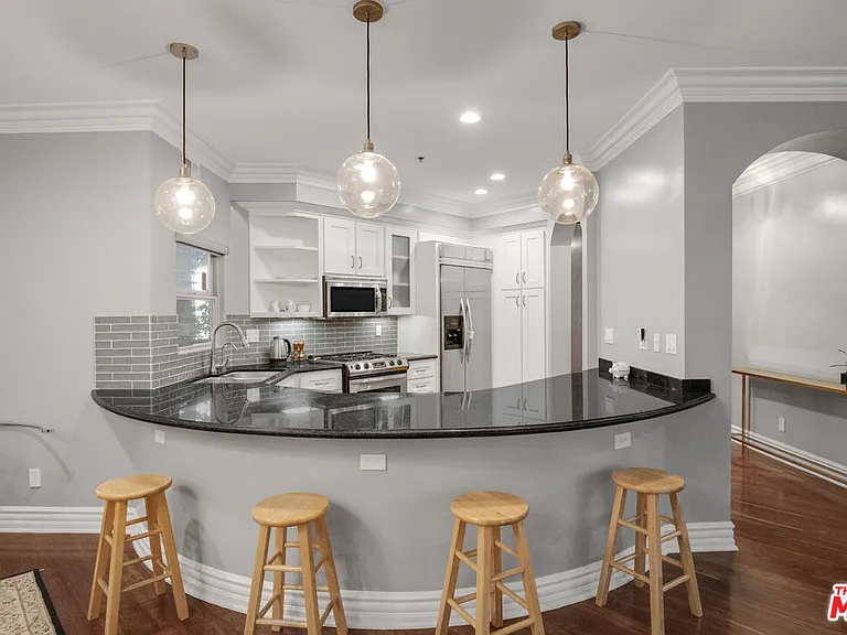 850 N Croft Ave #203 — Photo 14