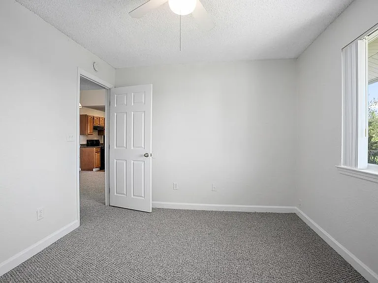 Bella Lago Apartments — Photo 11