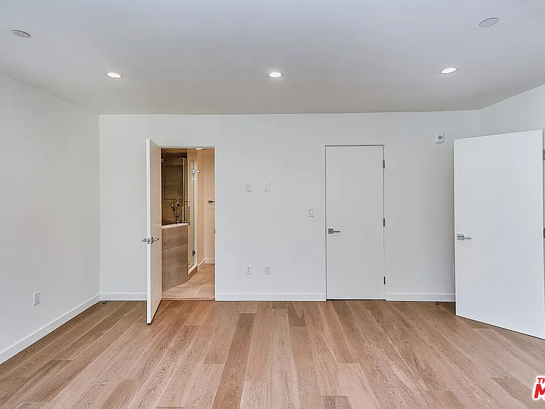 328 N Maple Dr #303 — Photo 13