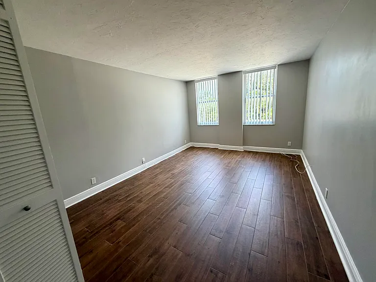 1147 Hillsboro Mile #214 — Photo 20