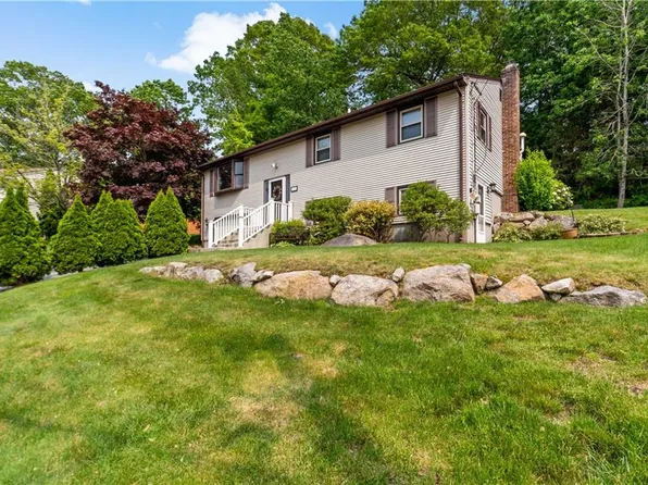 17 Carolyn Dr, West Warwick, RI 02893