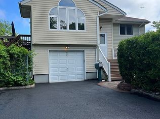 1 Stillhunter Ln, South Setauket, NY 11720