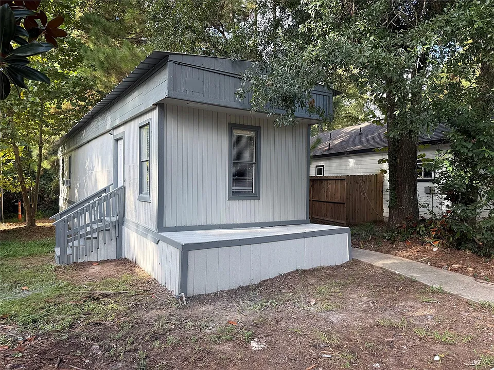 910 Queenswood