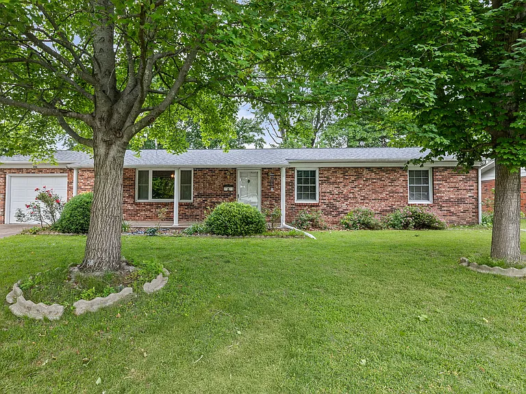 206 Joan Ave — Photo 1
