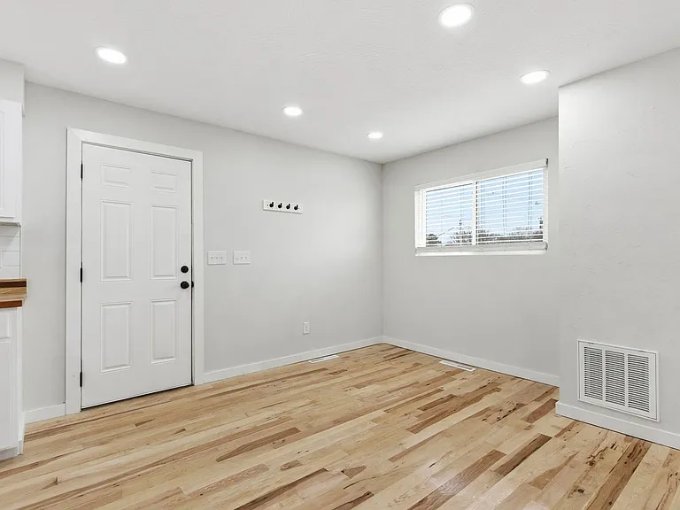 2831 E University St — Photo 7