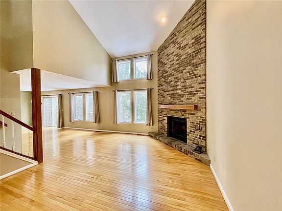 2nd image of 48 Colonial Cir