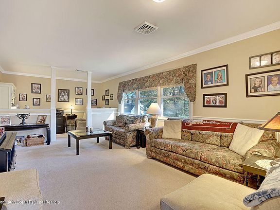 3rd image of 23 Glen Oak Dr