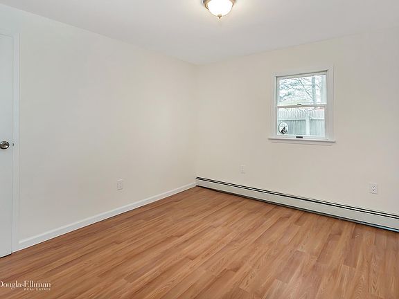4th image of 22 Oak St