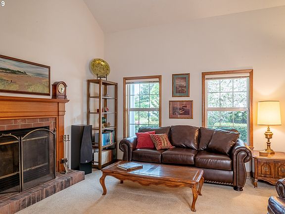 4th image of 915 NW Lanai Loop