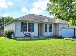 725 Cottonwood Cir, Genoa, IL 60135