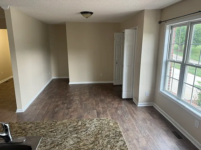 1751 Knights Dr — Photo 11