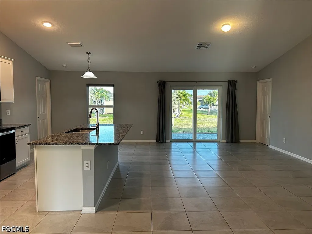 3 bed, 2.0 bath, 1469 sqft, $2,000 — Photo 3