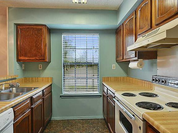 2nd image of 2948 Manhattan Blvd Unit 211