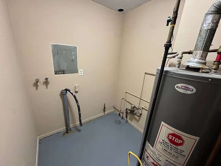 908 Asbury Ct — Photo 15