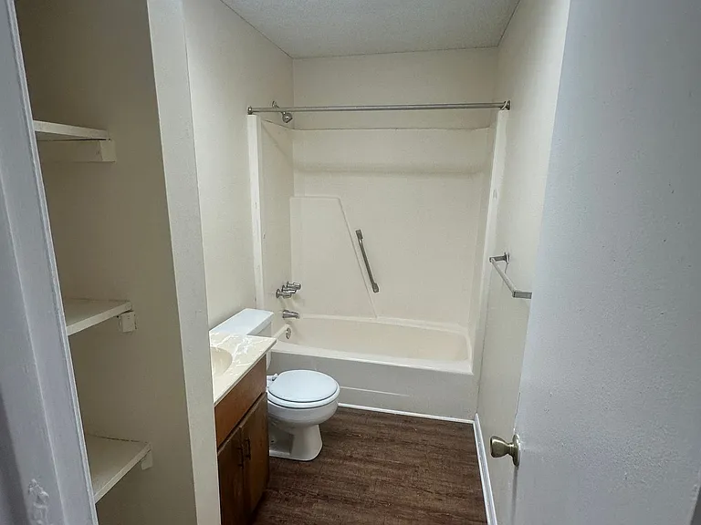 Chimney Creek Apartments — Photo 8