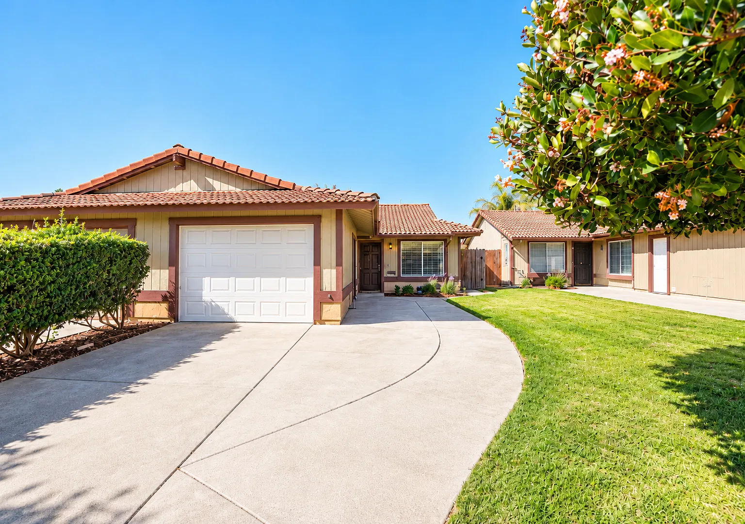 3 Bed, 2 bath- Casa La Canada Town House — Photo 1