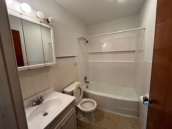 Full bathroom/renovated